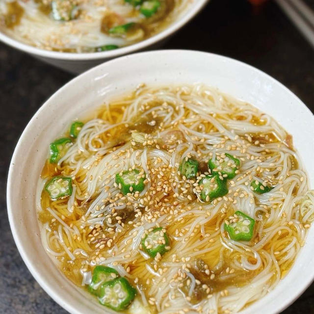 ネバネバパワーで夏バテ知らずのさっぱりめん♪ごま油香る『とろろ昆布とオクラのそうめん』