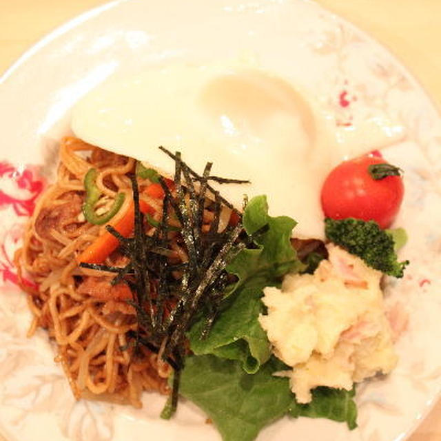 焼きそばとセロリのお味噌汁で晩御飯