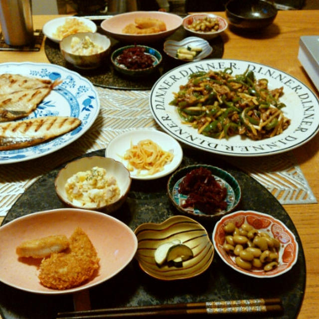 キャリーオーバー鍋と青椒肉絲、干物と小鉢でダンナごはん。いくらなんでも多すぎです。