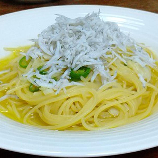 パスタとパンの夕食