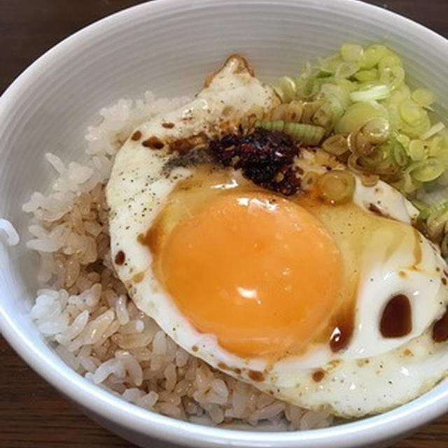 やる気無く「目玉焼き丼」