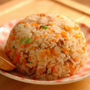卵不使用、油も不要の、炊き込みチャーハン。