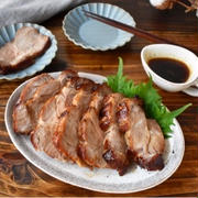 漬けて焼くだけ【香ばしい焼き豚】砂遊びは手でやる。