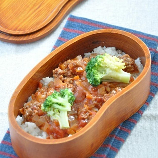 作り置きのミートソースをかけるだけ！頑張るのをやめた“ミートライス”弁当