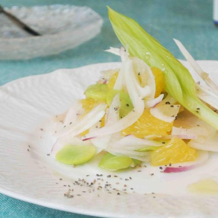 白い皿に盛りつけられたウルイと帆立貝柱の甘夏ドレッシングサラダ