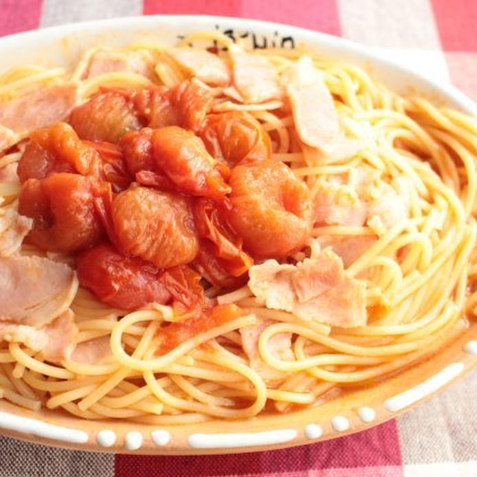 丸皿に盛られたフレッシュトマトとベーコンのパスタ