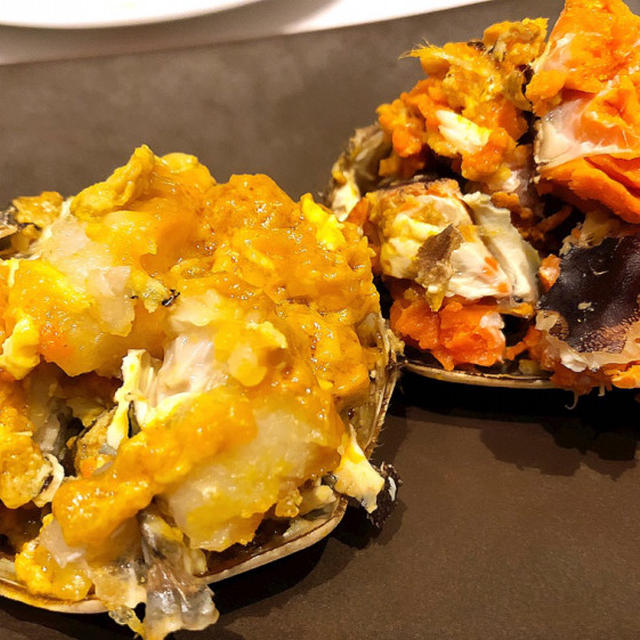 上海蟹を雄オス、雌メス、食べ比べ〜中国飯店 富麗華