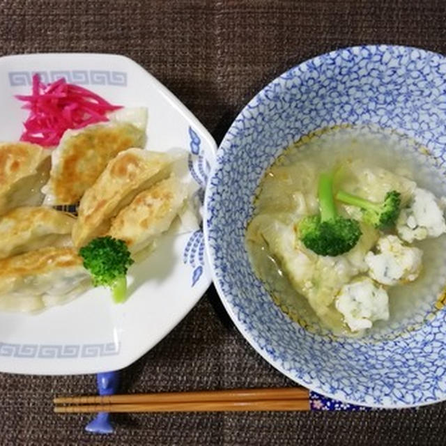 鶏ひき肉！ギョウザとワンタンスープ！鶏肉でもコク！肉汁も出ますから節約！