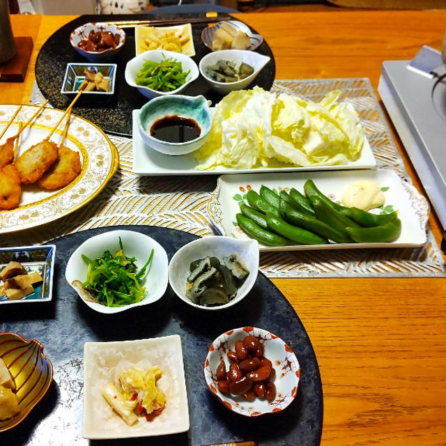 串揚げ、スパイスカレー鍋と茹でスナップエンドウ、小鉢６品で晩酌