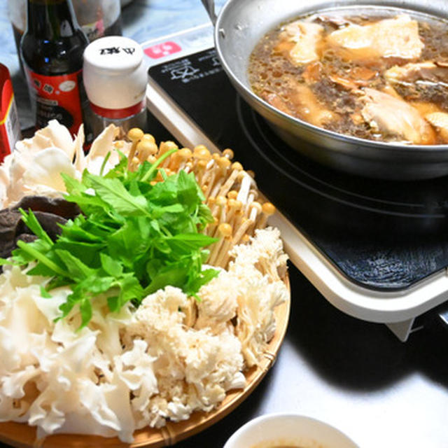 中華風？鶏とウーロン茶スープのきのこ鍋。食物繊維たっぷりでローカロリー、美肌にも効果ありな秋のお鍋。