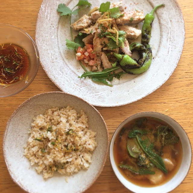 スペアリブとペッパーの醤油麹七味和えとたんぽぽの食卓