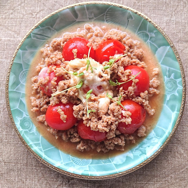 レンジで６分♪トマトチーズに甘辛鶏ミンチのせ（火不要）