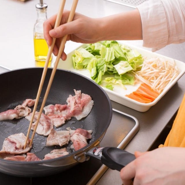 家にある調味料でOK！　レシピを見なくても簡単！「調味料2つ」で炒め物をおいしく味つけする方法