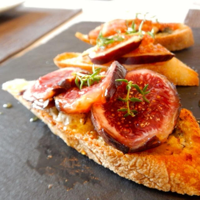 Bruschetta de figue au roquefort とろ〜り黒イチジクとチーズのブルスケッタ