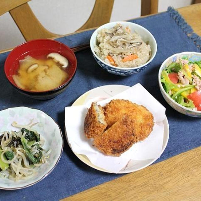 ごぼうと舞茸の炊き込みごはんとチンゲン菜ともやしの炒めものでうちごはん（レシピ付）