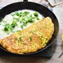 【macaroniレシピ部】ふわふわとろり。豆苗とろろのチーズディップオムレツ