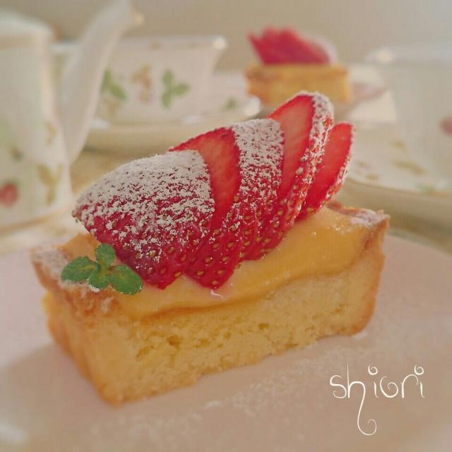 イチゴタルト＆ポーセラーツスクエアプレート♪。