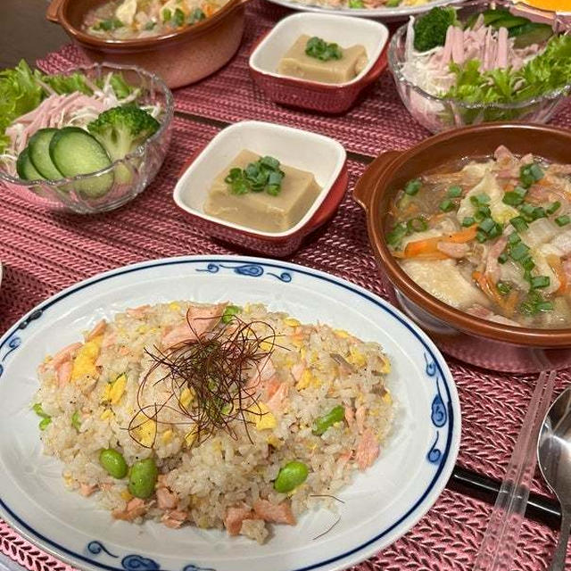 【おうちごはん】残り物ばかりの食卓！【鮭チャーハンde夕食】。と【おつまみ】と、【息子弁当】と。