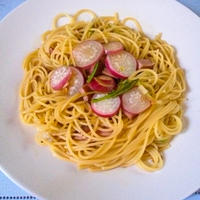 麺つゆであっという間^^ラディッシュとベーコンの和風パスタ