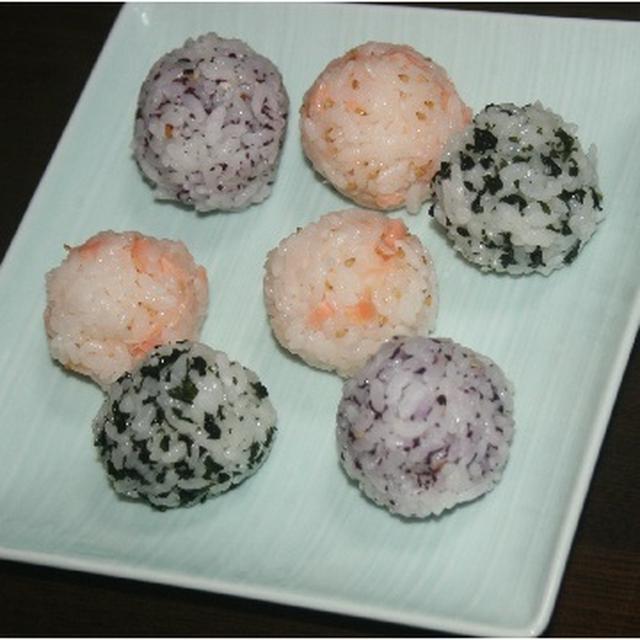 6月17日　　混ぜ込みわかめ・鮭胡麻・梅ゆかりの コロコロおにぎり