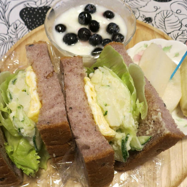 多忙につき晩ご飯は拒否りました(*_*)ので朝食＆お弁当　と　大好きなホトトギスの花♪