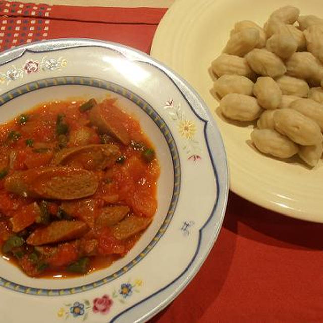 ソーセージのトマト煮込み料理とニョッキの夕飯