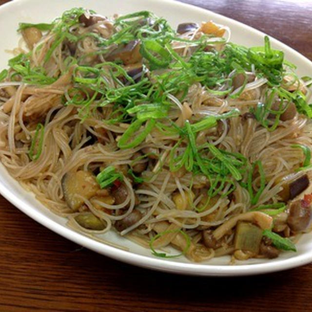 昼ごはんに「なすキノコ焼きビーフン」
