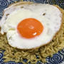 パクチー焼きそば カルディに売ってました(^O^)目玉焼きとウマウマ