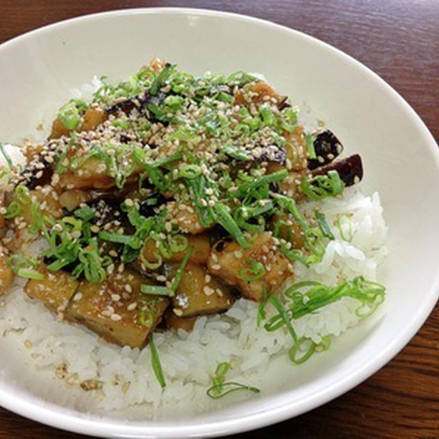 炊きたてご飯で「鶏なす丼」
