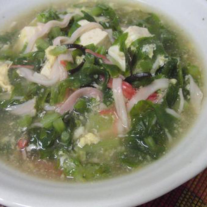 白い皿に入った大根の葉と豆腐の中華スープ
