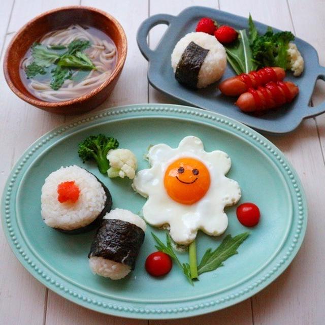 お花の目玉焼き＊おにぎりワンプレートで朝ごはん