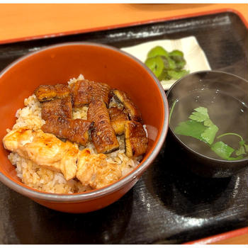 鰻処とらじろう「鰻と鶏の合い盛り丼」