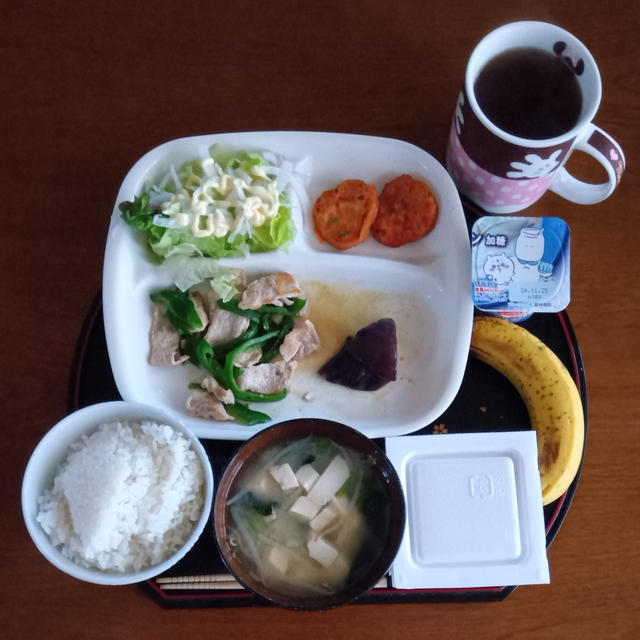 朝ご飯は7時40分   薩摩揚げと豚肉ロース炒め