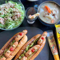 朝は手づかみホットドッグ！
