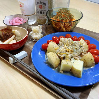 じゃがいも肉味噌チーズ　にんじんラペ　の献立。