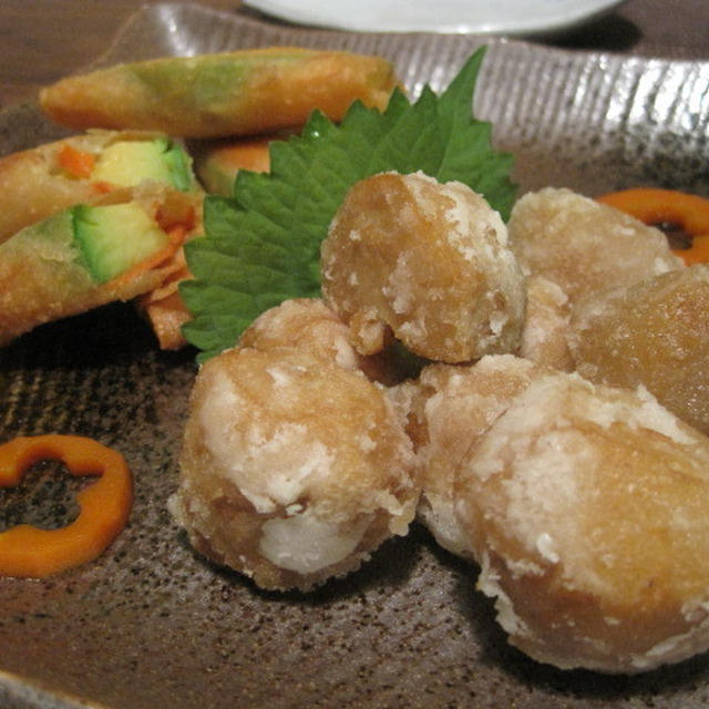 スモークサーモンとアボカドの揚げ春巻きと里芋のから揚げ