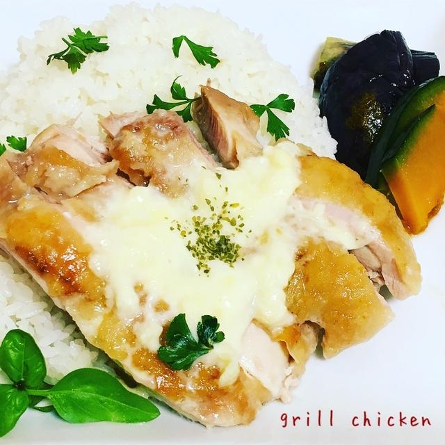 皮はパリパリ！！グリルチキンのチーズソースがけ♡