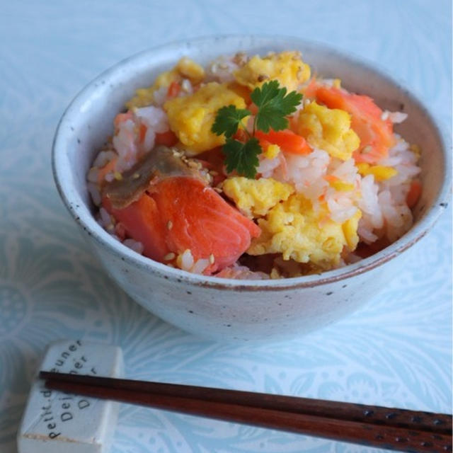 ひな祭りにもおすすめ！塩鮭と炒り卵のカラフル混ぜご飯