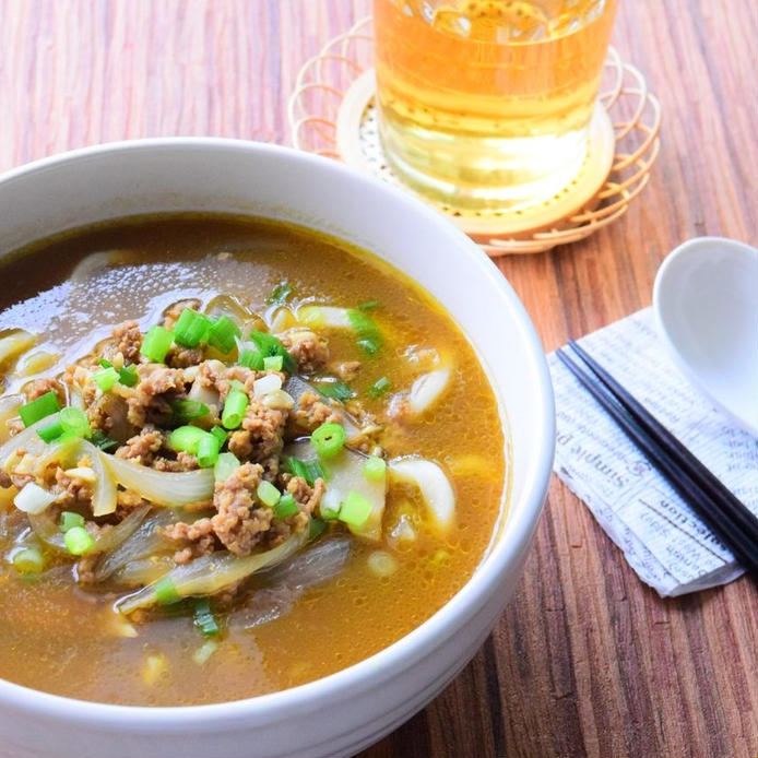 白い器に盛られたひき肉と野菜のカレーうどん