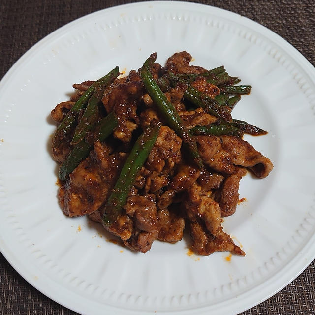 パット・ペット・ムー　　豚肉のレッドカレー炒め