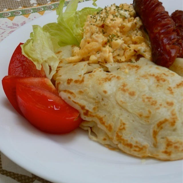 牛乳と混ぜて焼くだけ〜で簡単！もっちり生地の食事パンケーキで薄焼きクレープ風。