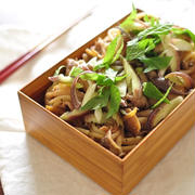 冷めても美味しく食べられるパスタ弁当って？【しめじの和風パスタ】と昨日の晩ごはんは和風ハンバーグ大人仕様