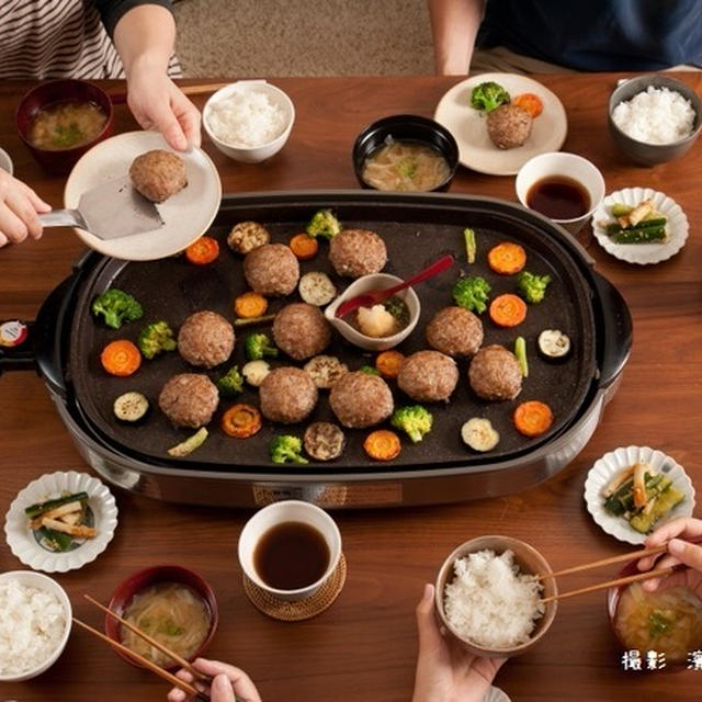 HAPPY WOMAN　3月8日　国際女性デー　ホットプレート料理を囲む食卓