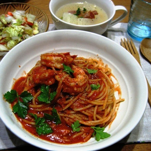 えびときのこのトマトパスタと白菜コールスロー、お弁当