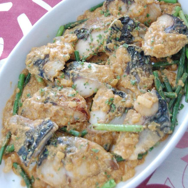 塩サバとニンニクの芽のソテー　ヨーグルトカレーソース