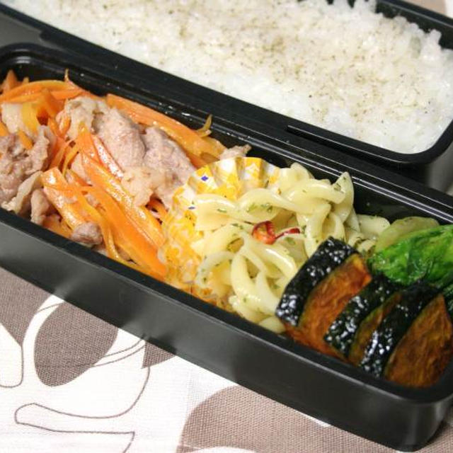 豚肉とニンジンの炒め物がメインのお弁当