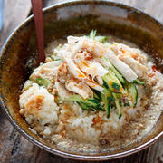 冷たいスープでサラッと食べられる「蒸し鶏のごまみそ汁かけ丼」でこの暑さ、どうにか乗り切りたい【猛暑メシ】