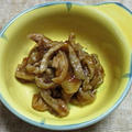 細長く切った鶏皮の甘辛煮