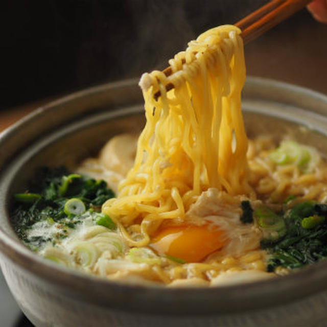 金の麺で鍋焼きラーメン