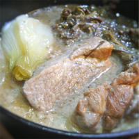 豚骨ベースの「プチっとごはんズ」で煮込む、豚ロース肉とワラビの煮込み